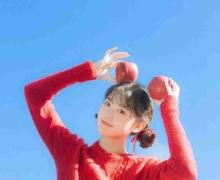红毛衣+蓝天拍照封神指南！7个动作让手机党变朋友圈摄影大赛冠军