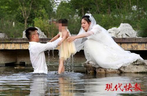 “拍婚纱照救落水女童”照片摄影师遭质疑摆拍 2005年也参与过同类报道