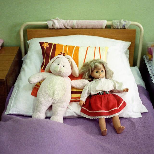 你会把父母送进养老院吗?看看英国摄影师镜头下的老人