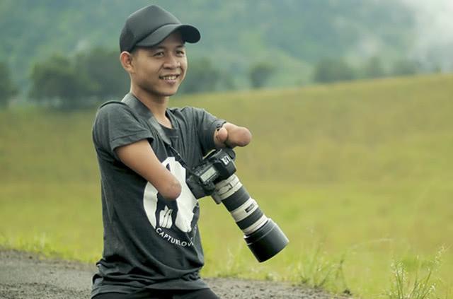 无手无脚24岁男生靠毅力成为职业摄影师，拍的照片令人惊艳