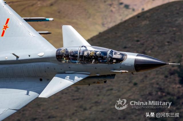 摄影师给力,歼-10战斗机超低空穿越山谷媲美国际大片