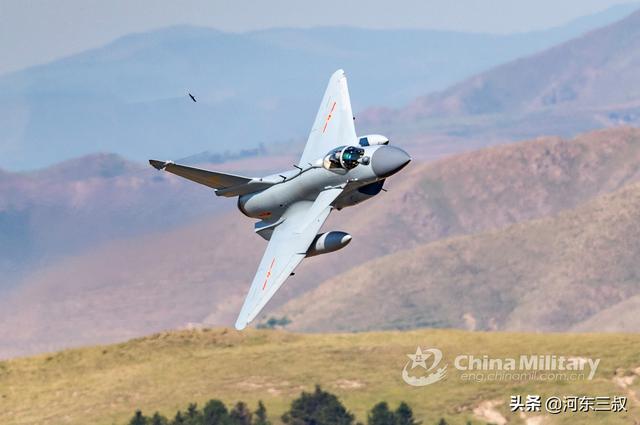 摄影师给力，歼-10战斗机超低空穿越山谷媲美国际大片