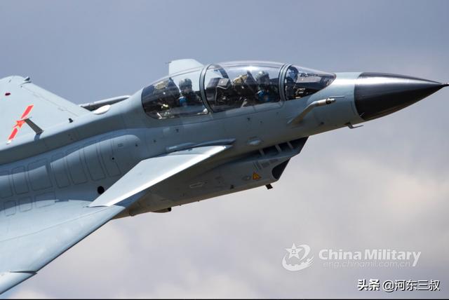 摄影师给力,歼-10战斗机超低空穿越山谷媲美国际大片