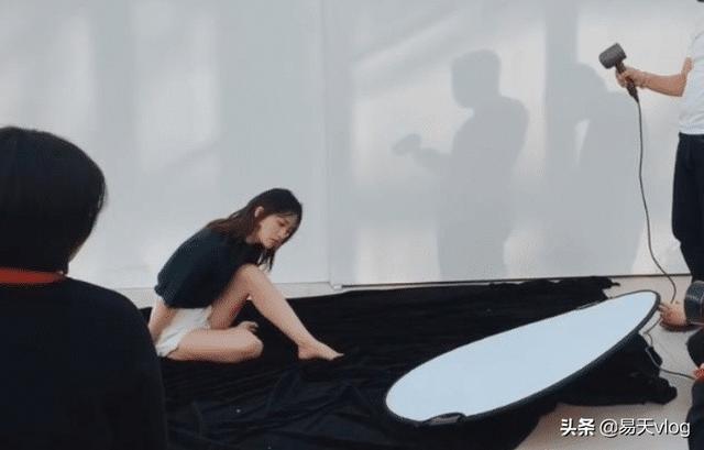 李沁的“莲藕腿”有多美?看摄影师躺地上拍摄的样子,网友:角度