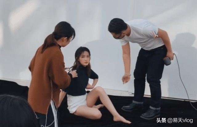 李沁的“莲藕腿”有多美?看摄影师躺地上拍摄的样子,网友:角度