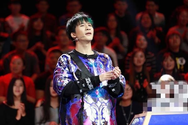 大张伟和妻子现身机场,经纪人妻子化身摄影师,帮其和粉丝拍合照