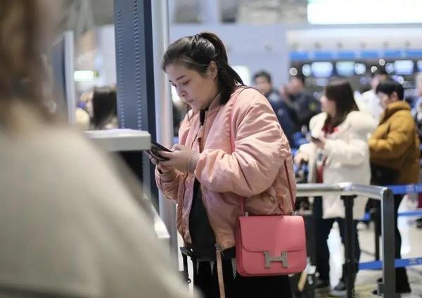 大张伟和妻子现身机场,经纪人妻子化身摄影师,帮其和粉丝拍合照