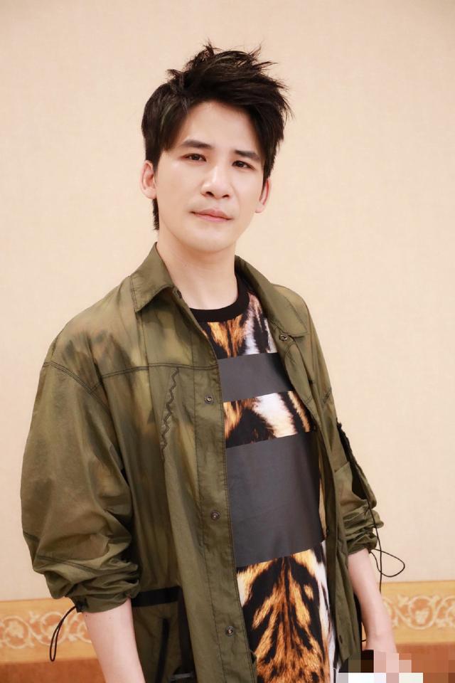 大张伟和妻子现身机场,经纪人妻子化身摄影师,帮其和粉丝拍合照