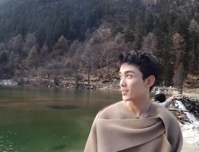 吴磊外出取景,摄影师嫌他腿长拍不好,看到他站的姿势,笑出鹅叫