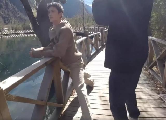 吴磊外出取景,摄影师嫌他腿长拍不好,看到他站的姿势,笑出鹅叫