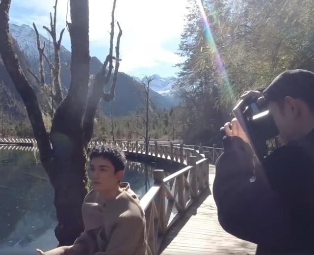 吴磊外出取景,摄影师嫌他腿长拍不好,看到他站的姿势,笑出鹅叫