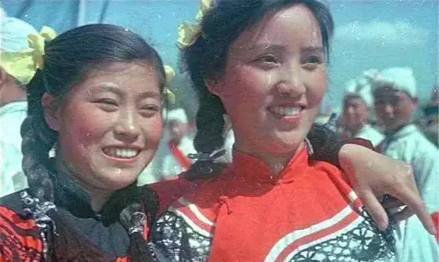 苏联摄影师下的新中国,图7为还没有拆除的北京故宫城墙和护城河