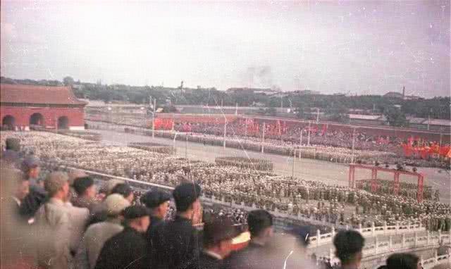 苏联摄影师下的新中国,图7为还没有拆除的北京故宫城墙和护城河