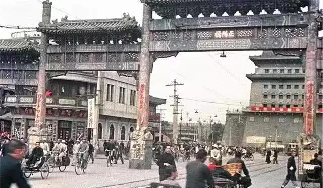 苏联摄影师下的新中国,图7为还没有拆除的北京故宫城墙和护城河