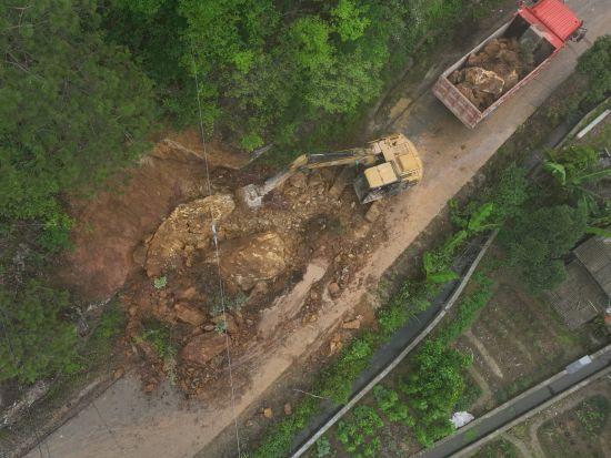 邵阳新邵暴雨致山体塌方 多部门联合抢修