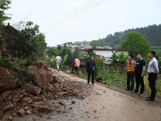 邵阳新邵暴雨致山体塌方 多部门联合抢修