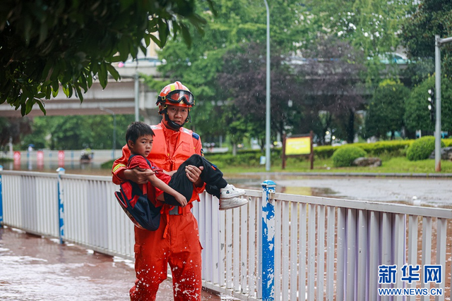 直击｜重庆城区降大暴雨，115个雨量站超过20毫米