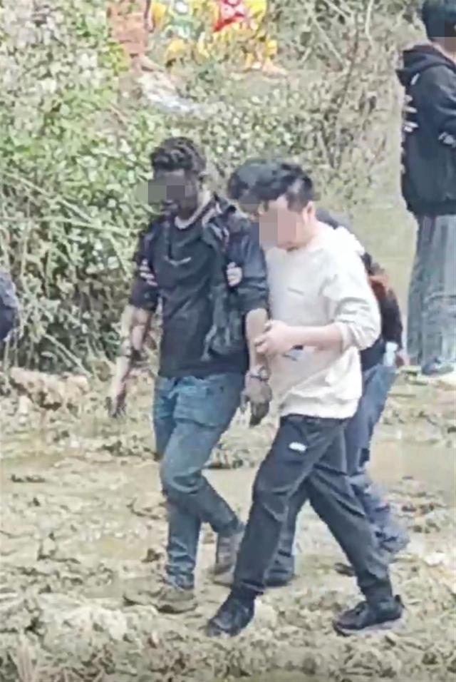 广东一村庄筑高台“烧炮”出意外，多人被鞭炮炸伤从高空跌落，官方：伤者无生命危险